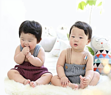 bébé coréen habillé par les mamies tricoteuses